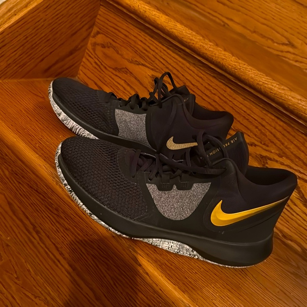 NIKE AIR PRECISION 2 basketball sneakers NEW without box size 10.5